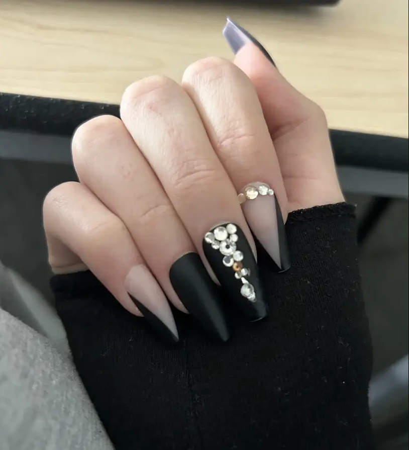 Noir Royale Gal